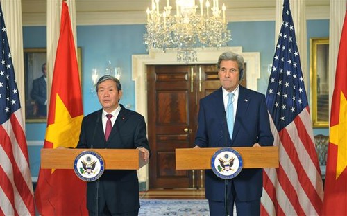 Динь Тхе Хуинь провел переговороы с госсекретарем США Джоном Керри - ảnh 1